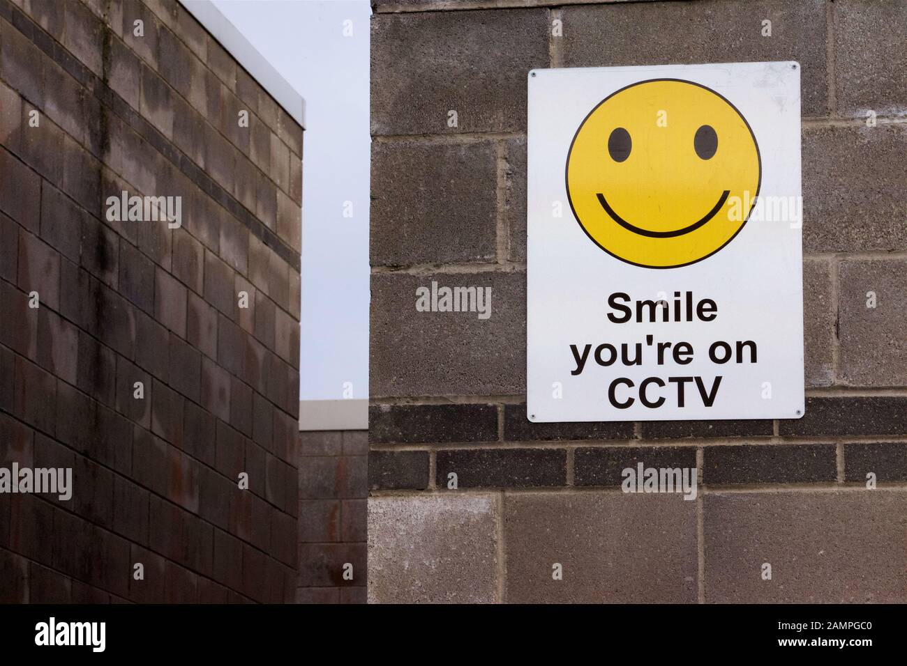 Panneau d'avertissement « You're on cctv » avec un visage souriant. Banque D'Images