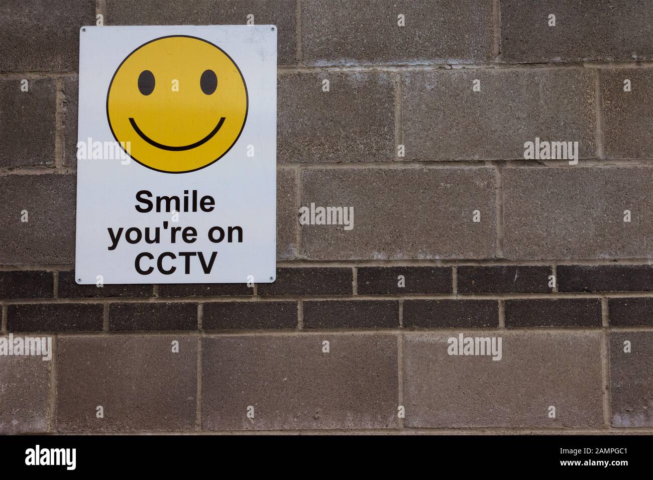 Panneau d'avertissement « You're on cctv » avec un visage souriant. Banque D'Images