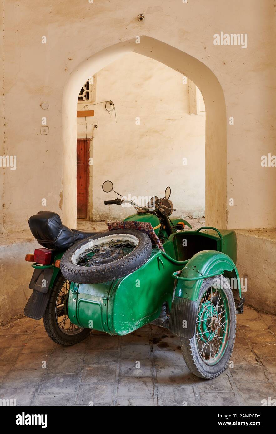 Moto À L'Intérieur De Madari Khan Madrassah, Boukhara, Ouzbékistan, Asie  Centrale Photo Stock - Alamy