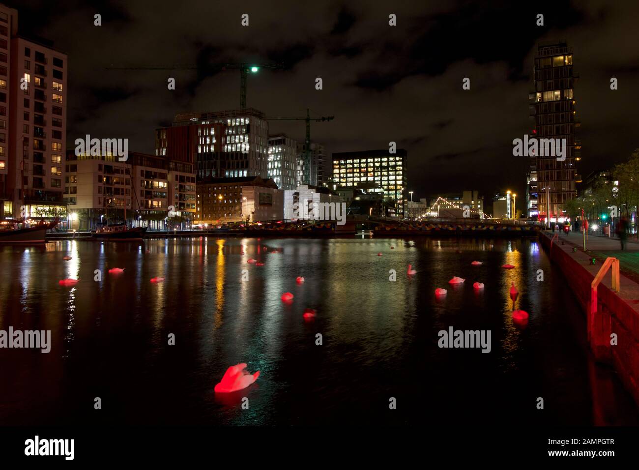 Photo de nuit de Grand Canal Dock sur le côté sud de la ville de Dublin, Irlande. Banque D'Images