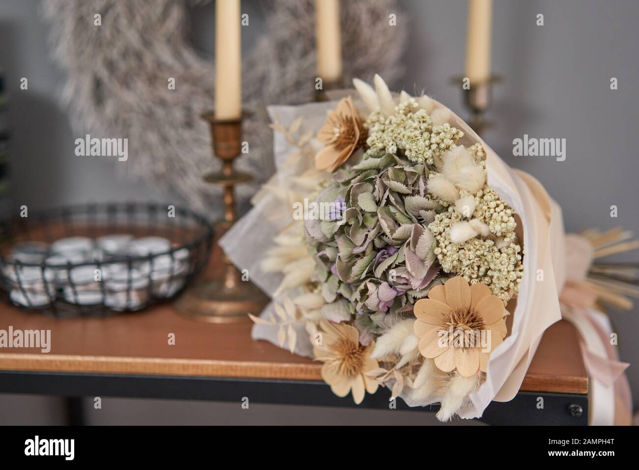 Bouquet de fleurs séchées. La vie toujours avec les épis de blé et le jaune  des fleurs sauvages Photo Stock - Alamy