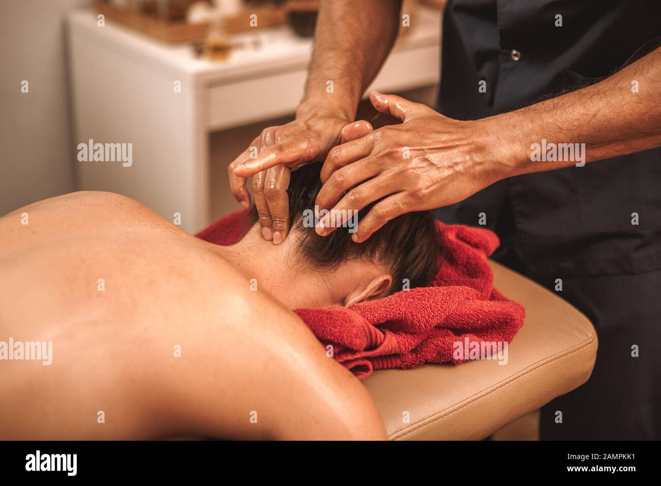 Médecine Alternative. Femme allongé face vers le bas tandis que thérapeute faisant des massages de tête et de cou presing sur les méridiens gros plan Banque D'Images