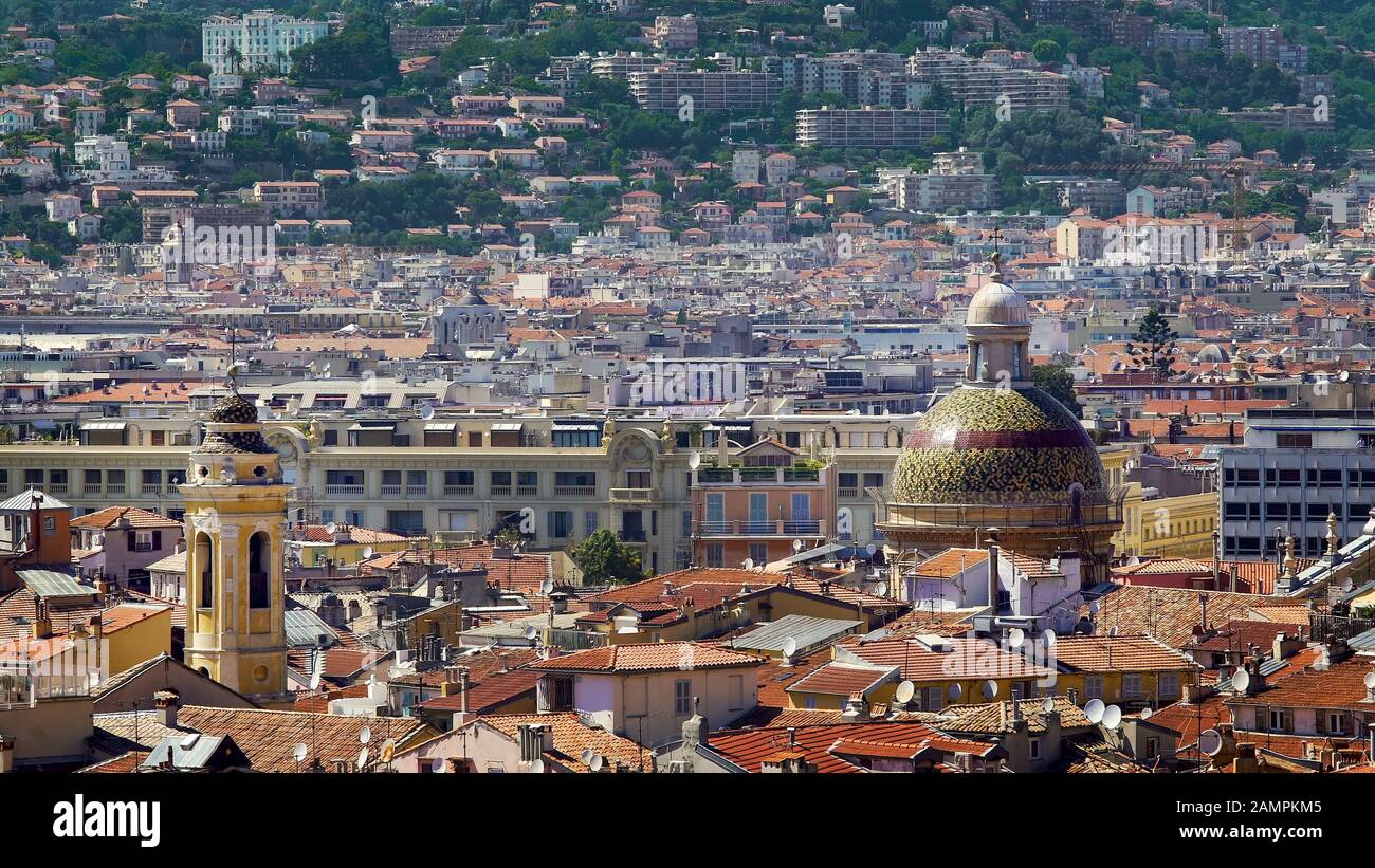 Toits de bordeaux et tours de la grande ville, journée ensoleillée dans la ville de station européenne Banque D'Images