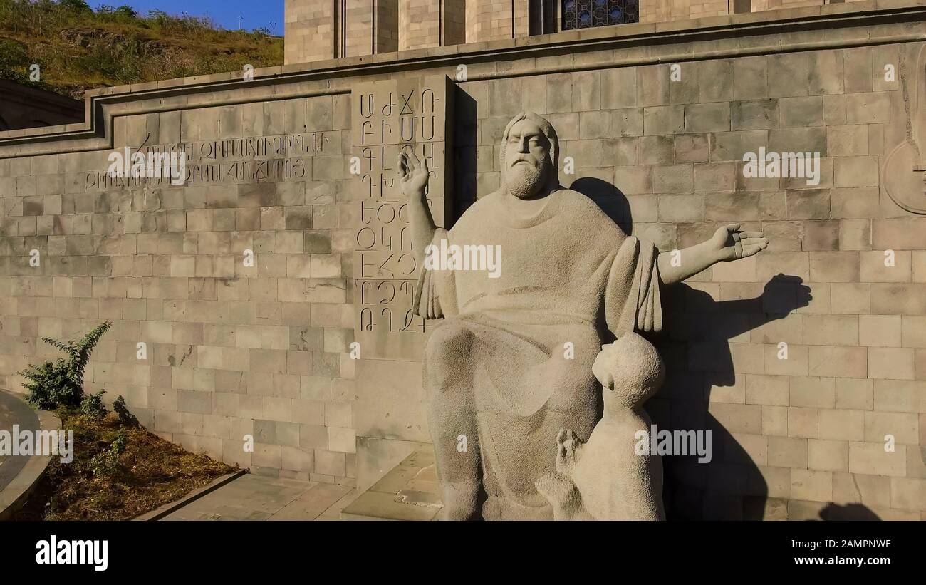 Sculpture du linguiste arménien médiéval Mesrop Mashtots en Arménie, tourisme Banque D'Images