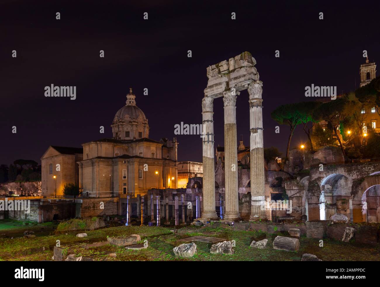Vue de nuit sur le forum Jules César. Rome, Italie Banque D'Images