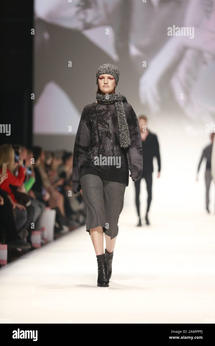 Allemagne, Berlin, 01/14/2020. Collections De Victimes de cachemire à la Mercedes-Benz Fashion week (MBFW) automne / hiver 2020 à Kraftwerk Berlin à Berlin-Mitte. La photo montre des modèles avec la collection De Victimes de cachemire. Banque D'Images