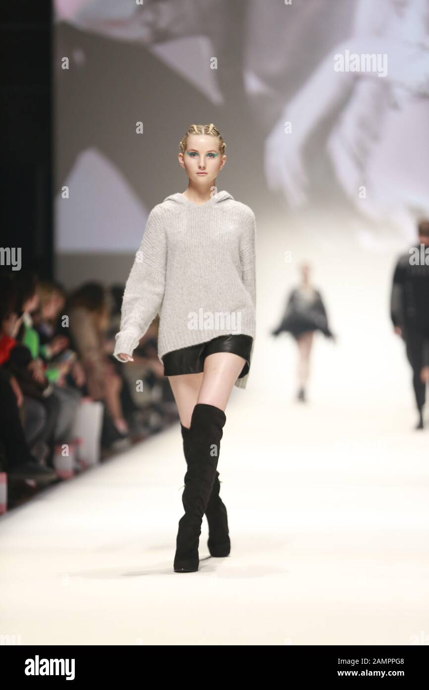 Allemagne, Berlin, 01/14/2020. Collections De Victimes de cachemire à la Mercedes-Benz Fashion week (MBFW) automne / hiver 2020 à Kraftwerk Berlin à Berlin-Mitte. La photo montre des modèles avec la collection De Victimes de cachemire. Banque D'Images