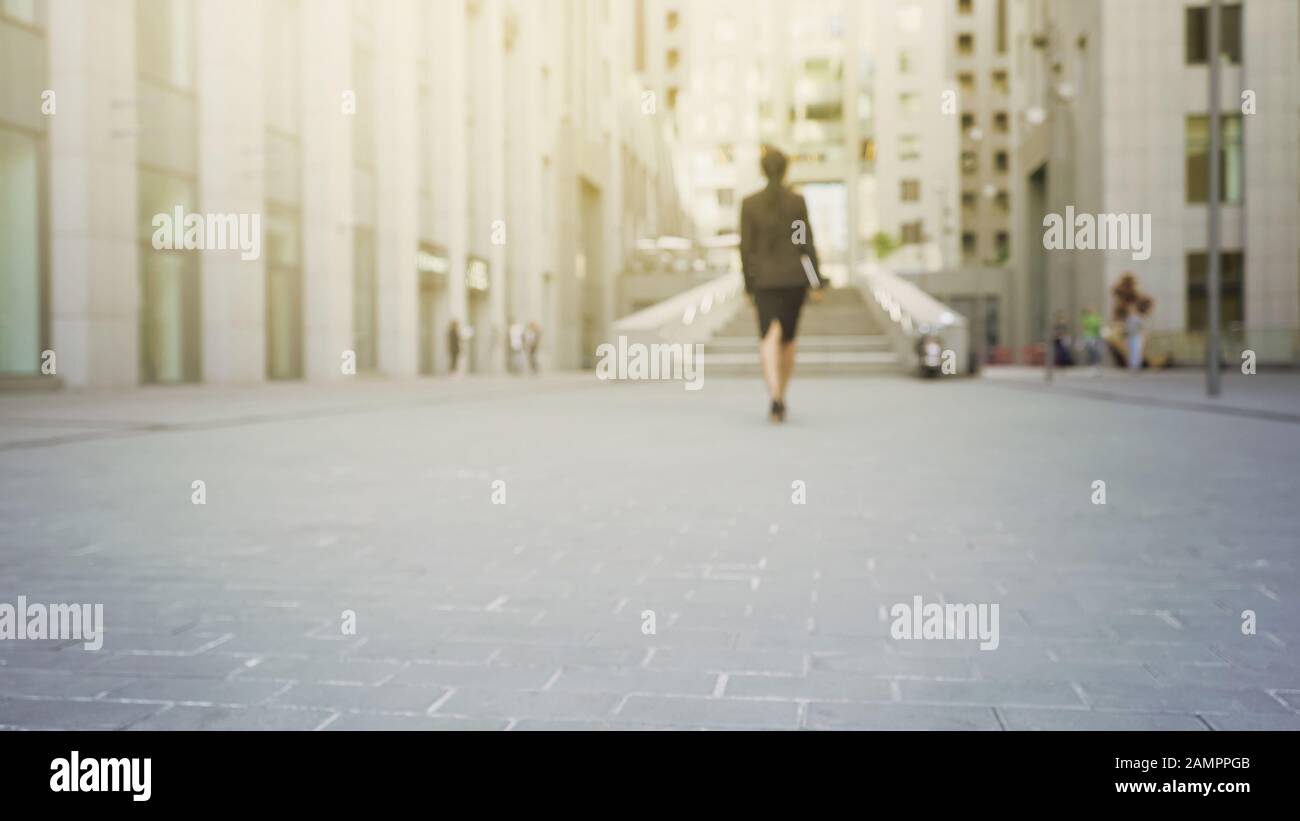 Élégante femme d'affaires silhouette de marche au bâtiment de bureau, carrière réussie Banque D'Images