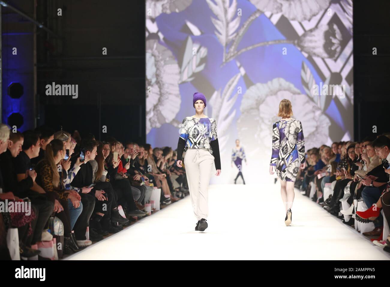 Allemagne, Berlin, 01/14/2020. Collections De Victimes de cachemire à la Mercedes-Benz Fashion week (MBFW) automne / hiver 2020 à Kraftwerk Berlin à Berlin-Mitte. La photo montre des modèles avec la collection De Victimes de cachemire. Banque D'Images