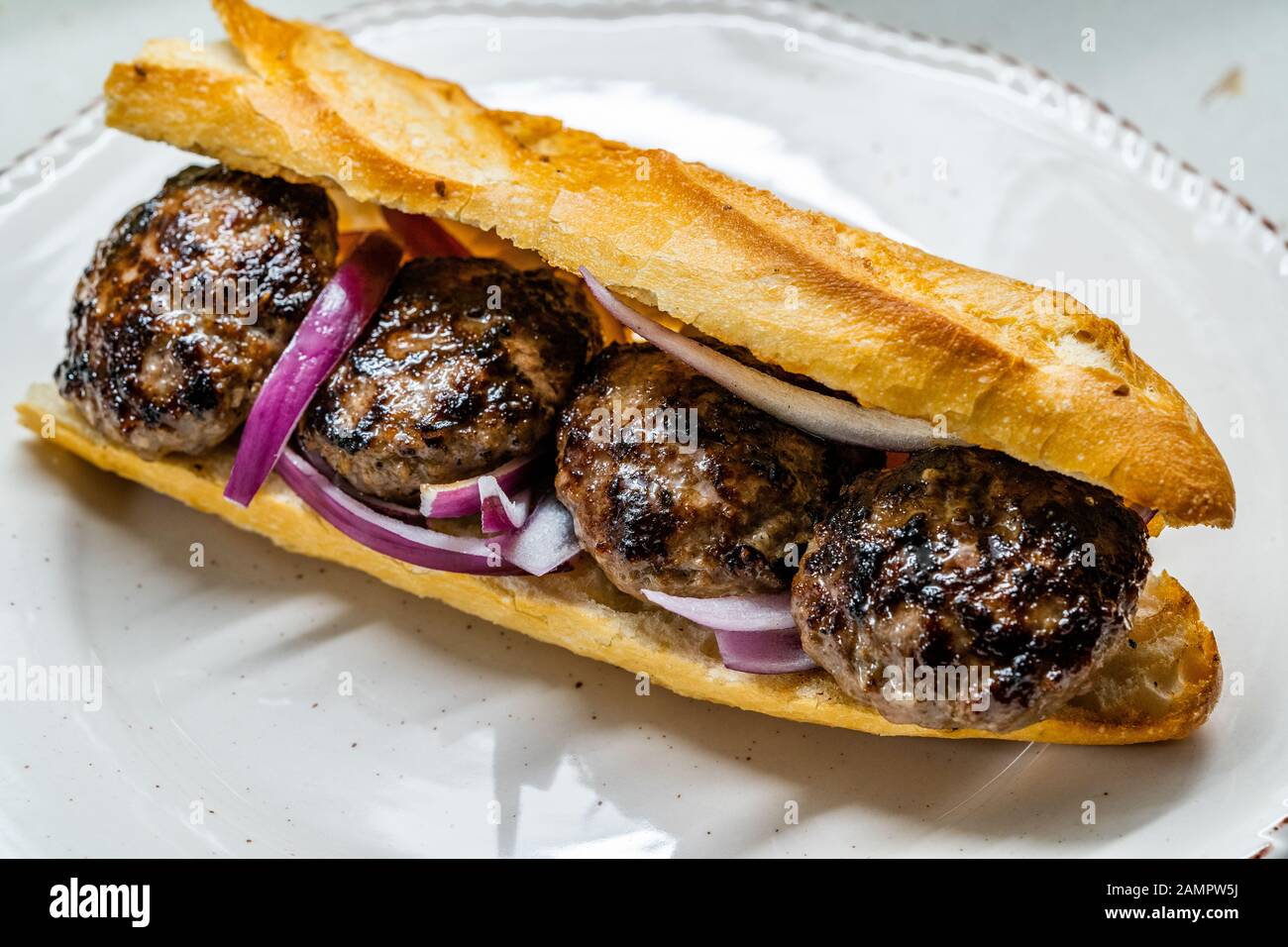 Sandwich Kofte Ekmek / Meatball Turc Avec Oignons Rouges. Restauration Rapide Traditionnelle De La Turquie. Prêt À Manger. Banque D'Images