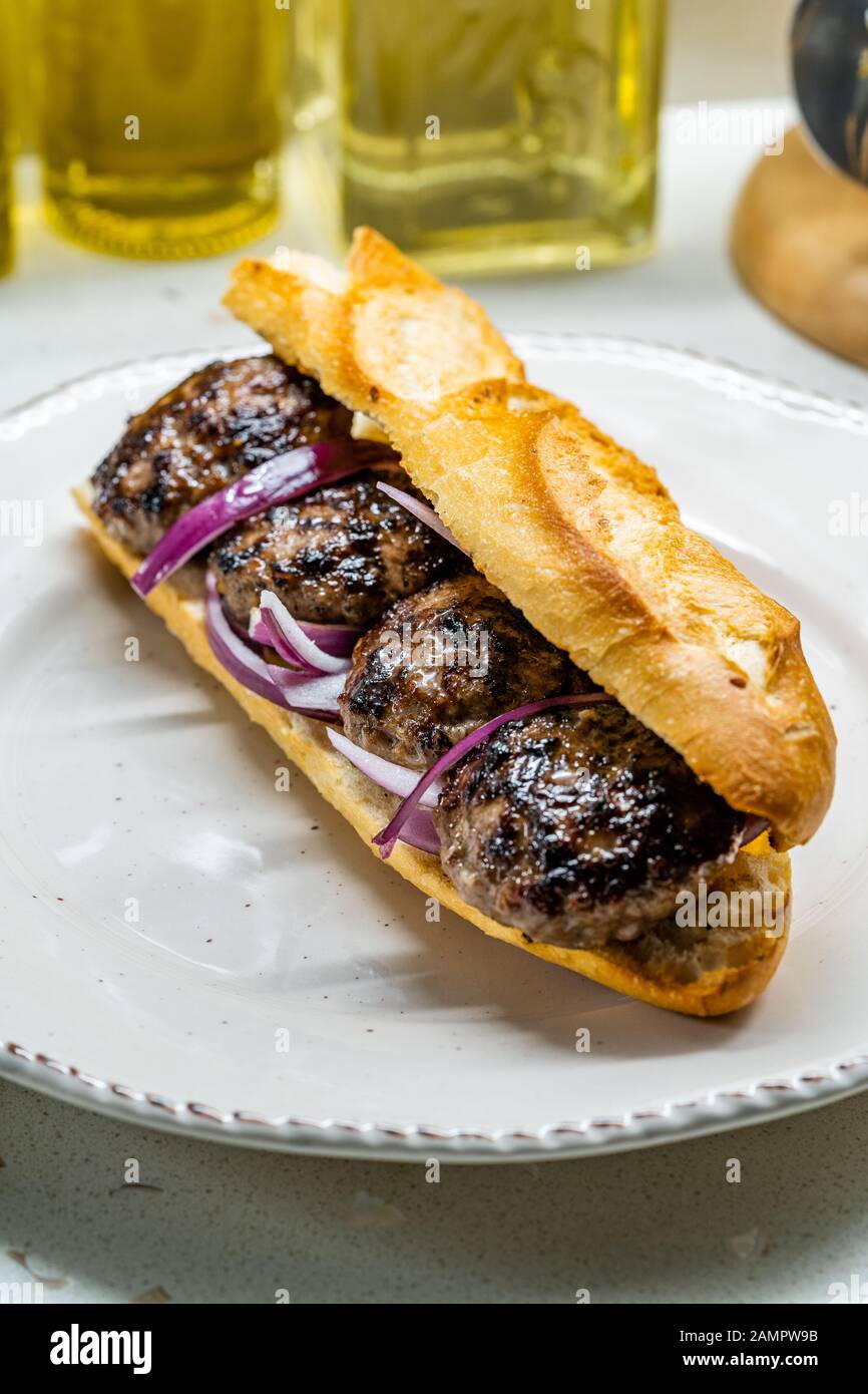 Sandwich Kofte Ekmek / Meatball Turc Avec Oignons Rouges. Restauration Rapide Traditionnelle De La Turquie. Prêt À Manger. Banque D'Images