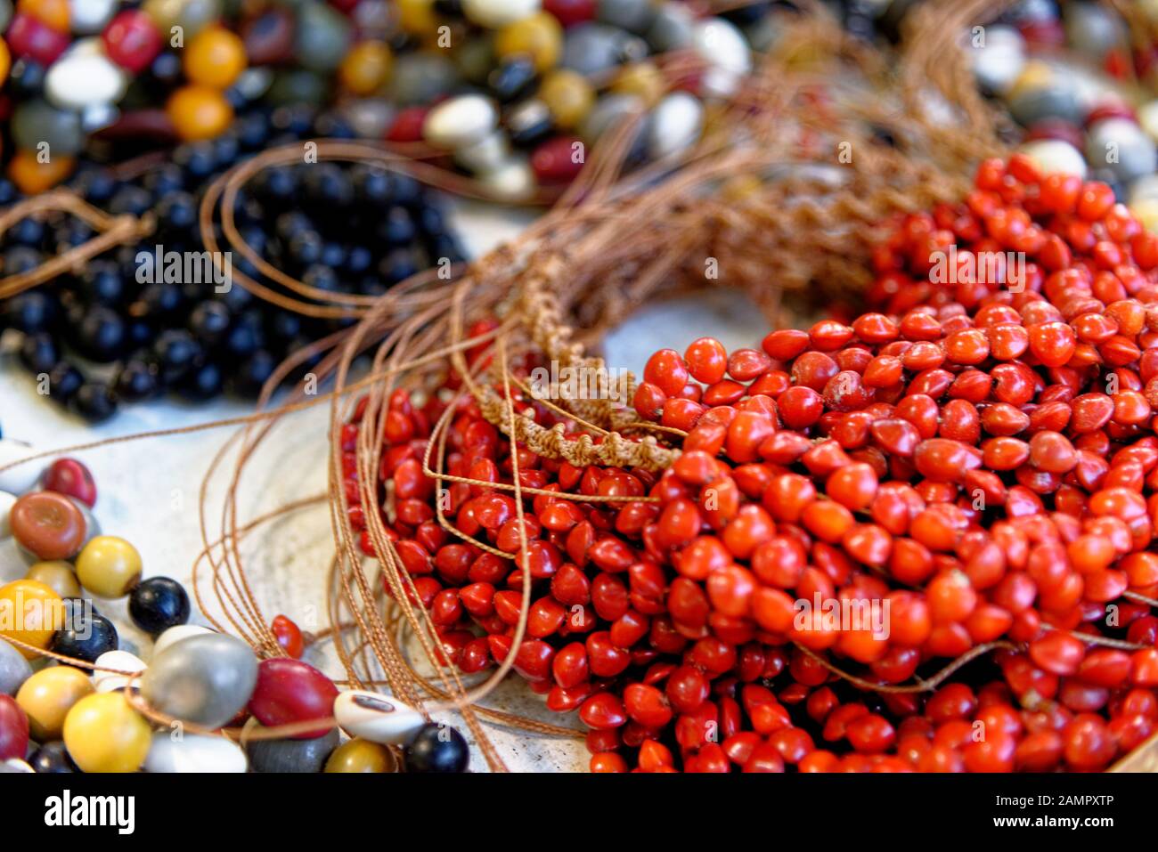 Souvenir cubain typique : bijoux faits à la main. Populaire dans les  comptes cubains, bijoux biologiques faits à partir de graines des Caraïbes.  Photo prise à Viniales - Cuba Photo Stock - Alamy