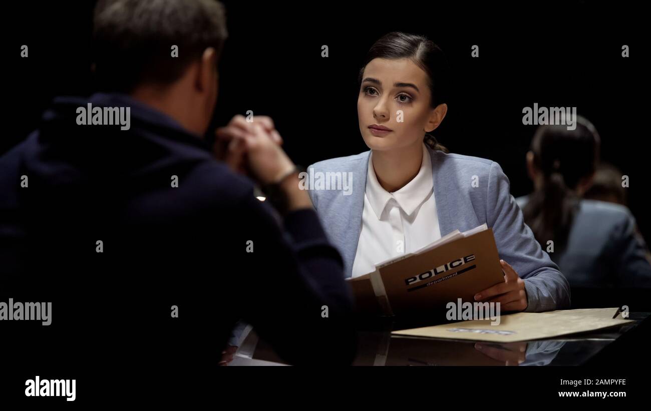 Une jolie avocate a rencontré un homme arrêté, en préparation à l'audience judiciaire Banque D'Images