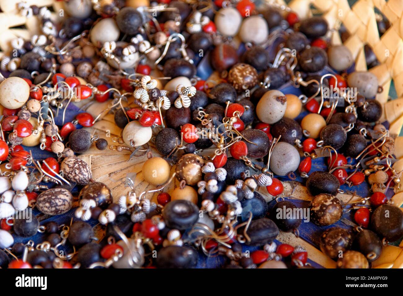 Souvenir cubain typique : bijoux faits à la main. Populaire dans les  comptes cubains, bijoux biologiques faits à partir de graines des Caraïbes.  Photo prise à Viniales - Cuba Photo Stock - Alamy