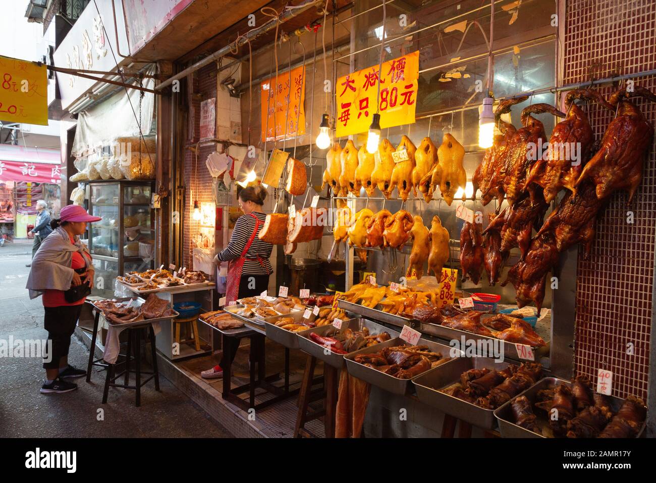 Hong Kong boucherie ; une femme l'achat d'une viande de boucherie magasin spécialisé dans la volaille, Kowloon, Hong Kong Asia Banque D'Images