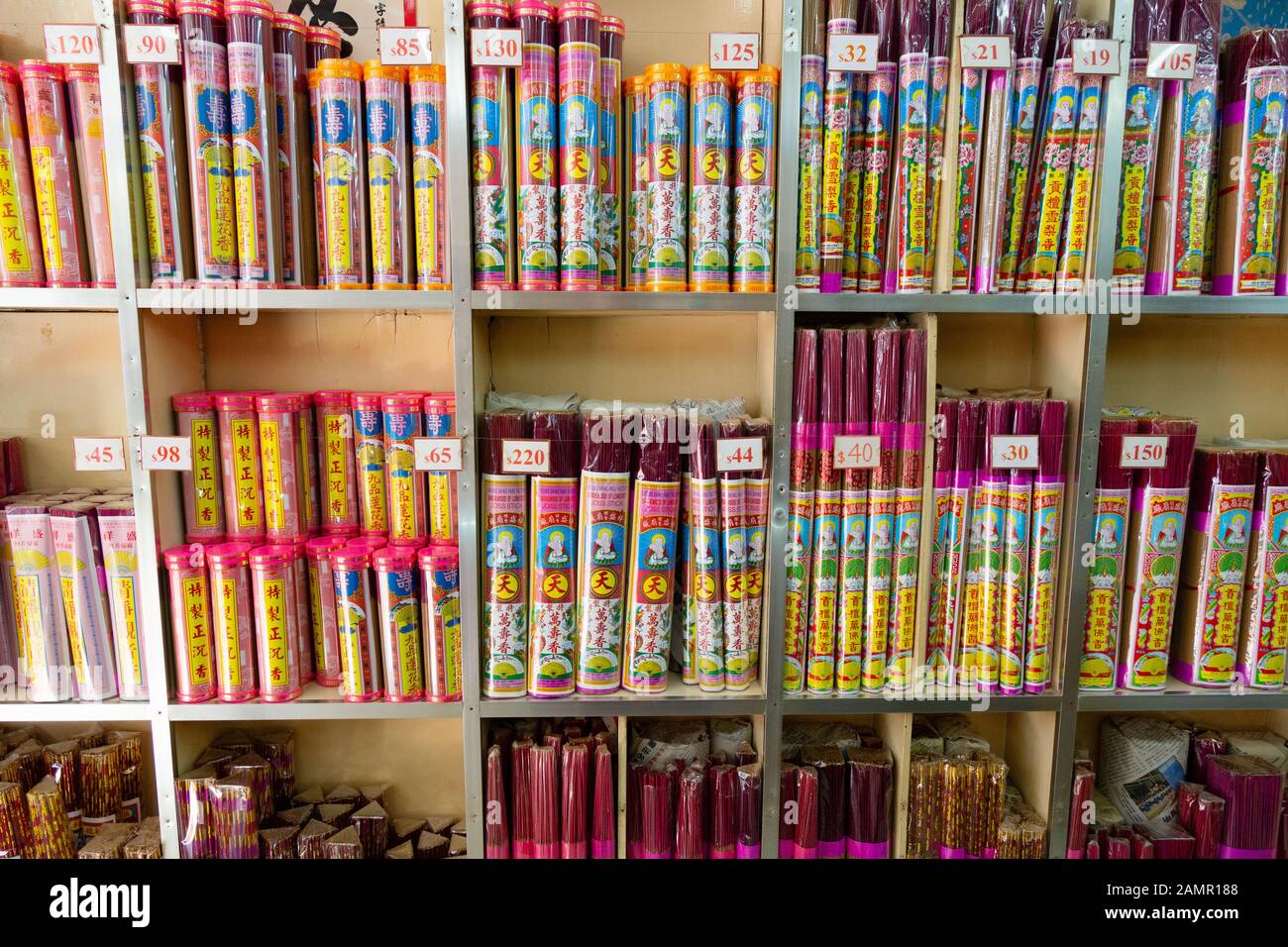 Joss sticks Asie ; joss sticks d'encens ou de différents types de vente dans un magasin à Kowloon, Hong Kong Asia Banque D'Images