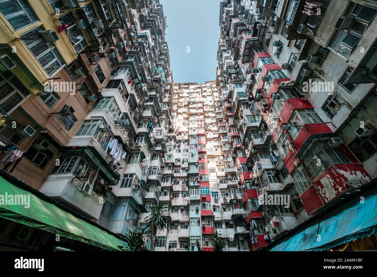 Façade colorée du bâtiment à Hong Kong, Quarry Bay (bâtiment Monster), Banque D'Images