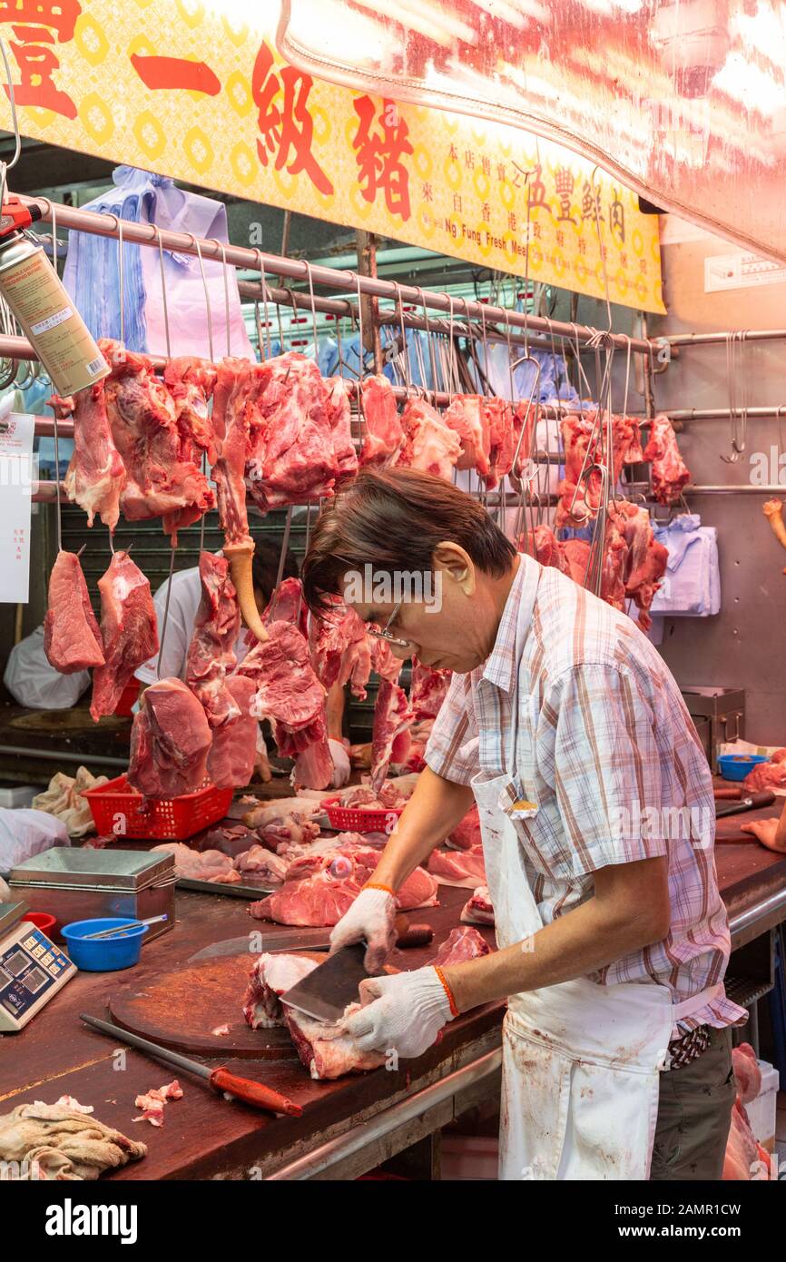 Marché alimentaire de Hong Kong - un boucher préparer la viande pour la vente dans un food, Kowloon Hong Kong Asia Banque D'Images