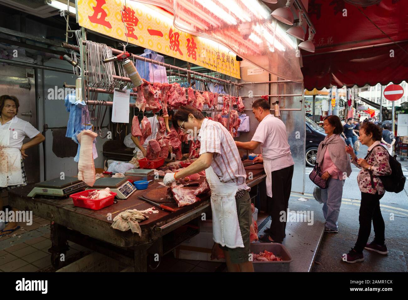 Marché alimentaire de Hong Kong - un boucher préparer la viande pour la vente de viande dans une stalle, Kowloon Hong Kong Asia Banque D'Images