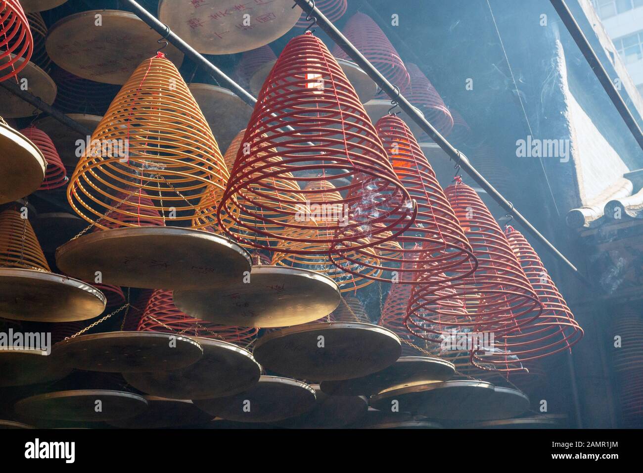 Culture des Chines - des bâtons d'encens brûlant pour produire une atmosphère fumée dans le temple de Tin Hau à la déesse chinoise de la mer Tin Hau, Kowloon Hong Kong Asie Banque D'Images