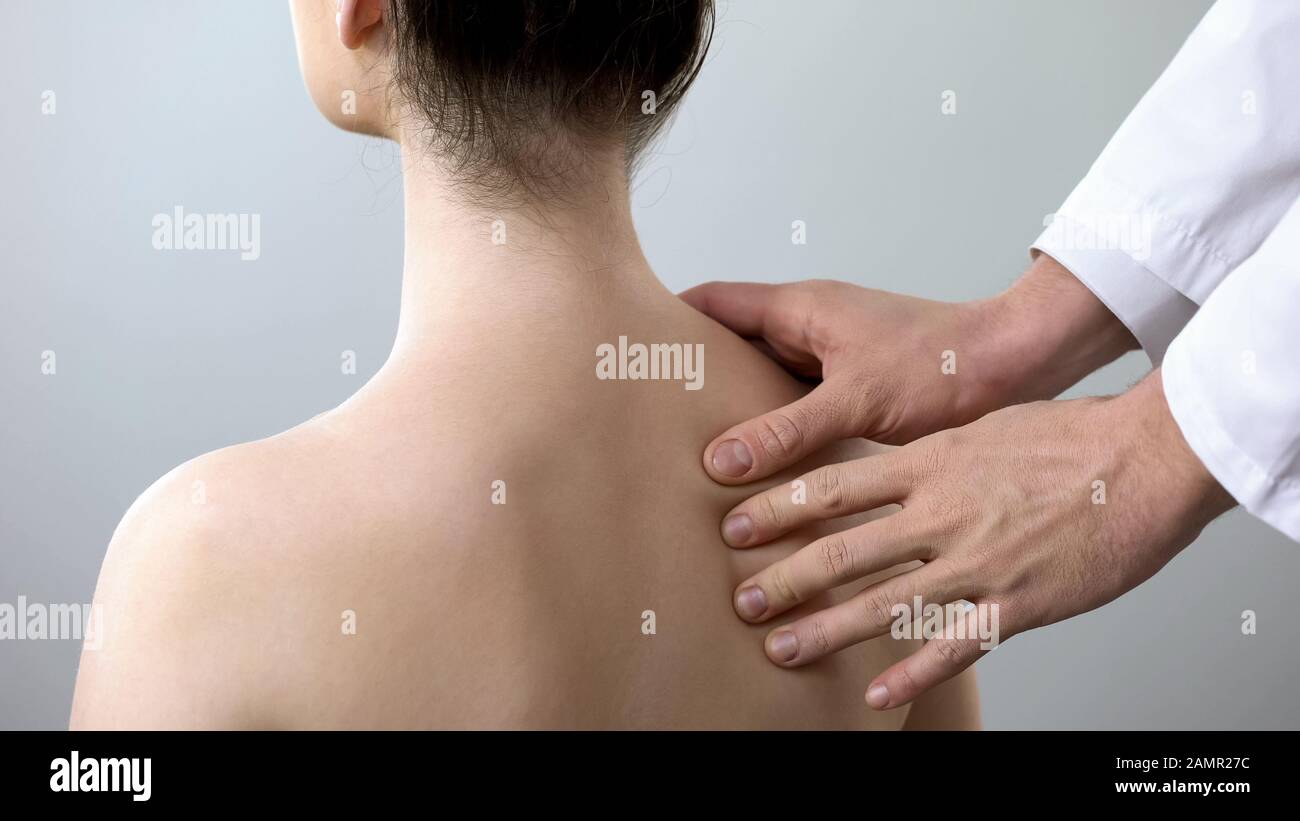 Neurologue examinant la lame d'épaule femelle, traitement manuel de la santé Banque D'Images