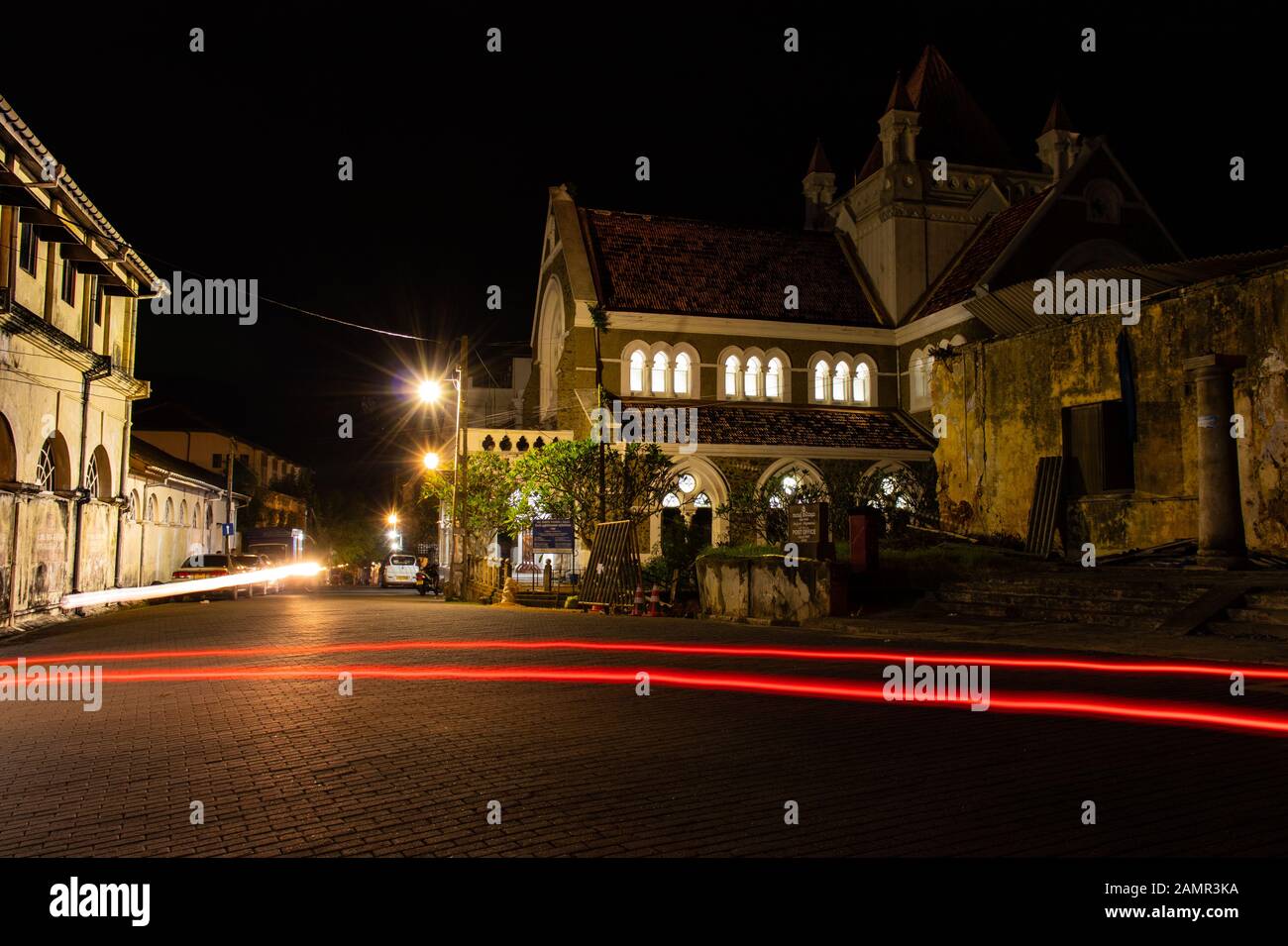 Une longue exposition photographie a été prise en 2019 de nuit le 31 près de la vieille église en Galle fort Banque D'Images