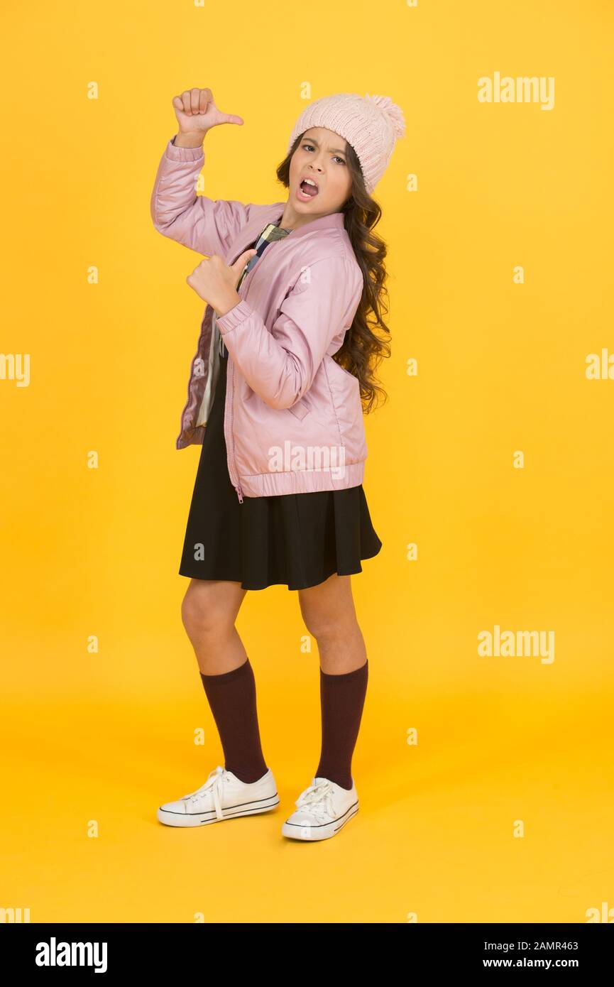 Concept De Confiance En Soi Arriere Plan Jaune Enfant Heureux Vetements Chauds Pour La Saison Froide Une Fille Tendance Ressemble A Un Hipster Petite Fille Chapeau D Hiver Ecole Tendance Vetements Veste Jupe Et