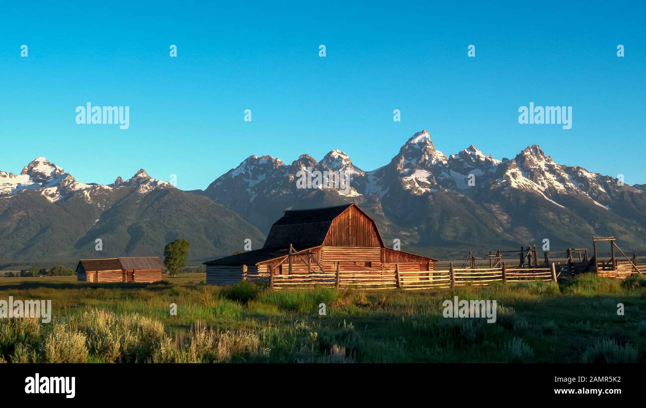 grand cliché au lever du soleil d'une grange mormon et d'une grande montagne de teton Banque D'Images