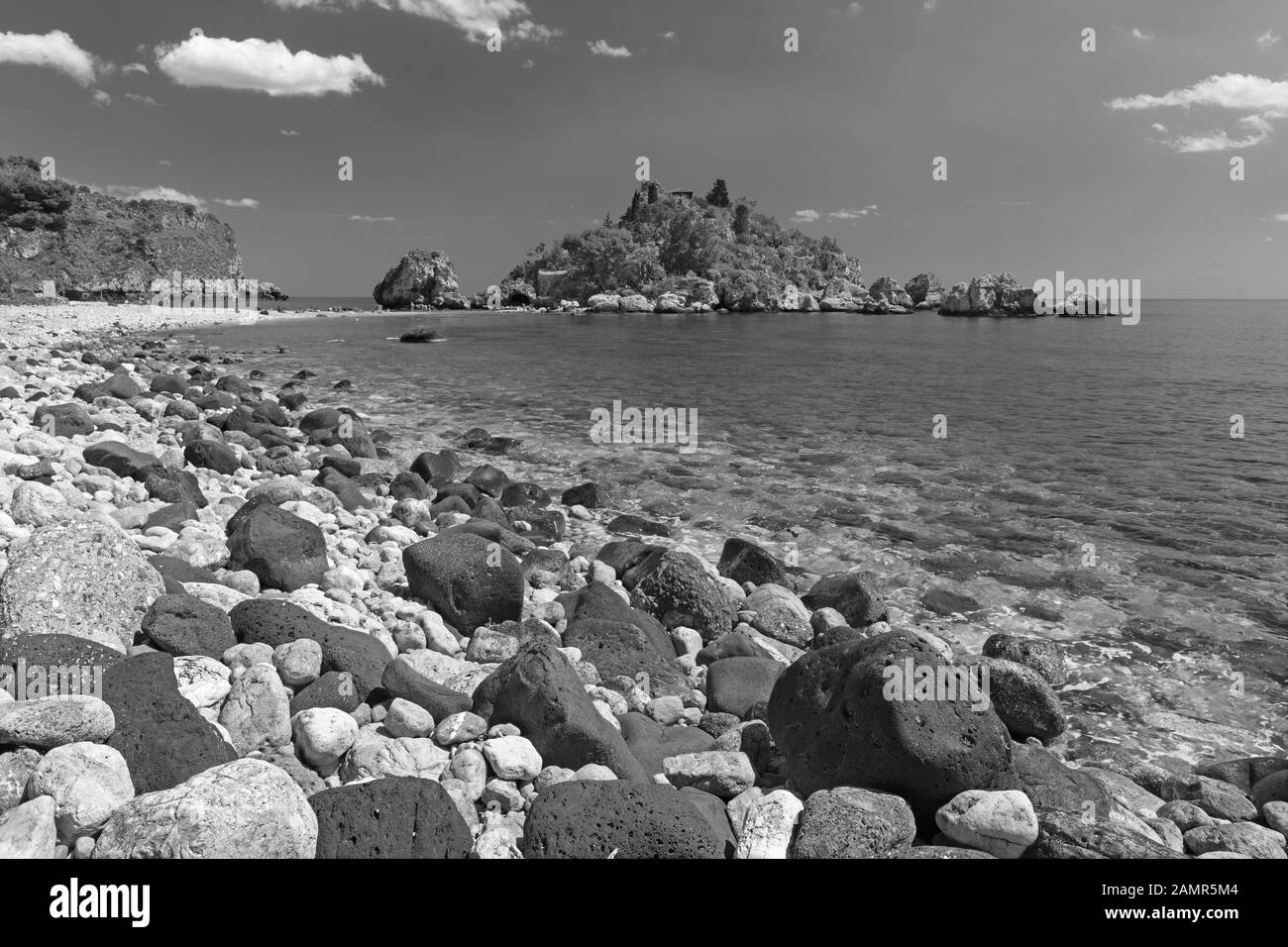 Taormina - la belle petite île Isola Bella et la plage avec les pierres ponces. Banque D'Images
