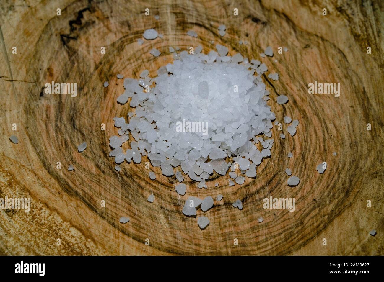 Ingrédients de cristaux de sel de cuisine sur table de bois, nacl, chlorure de sodium,concept Banque D'Images