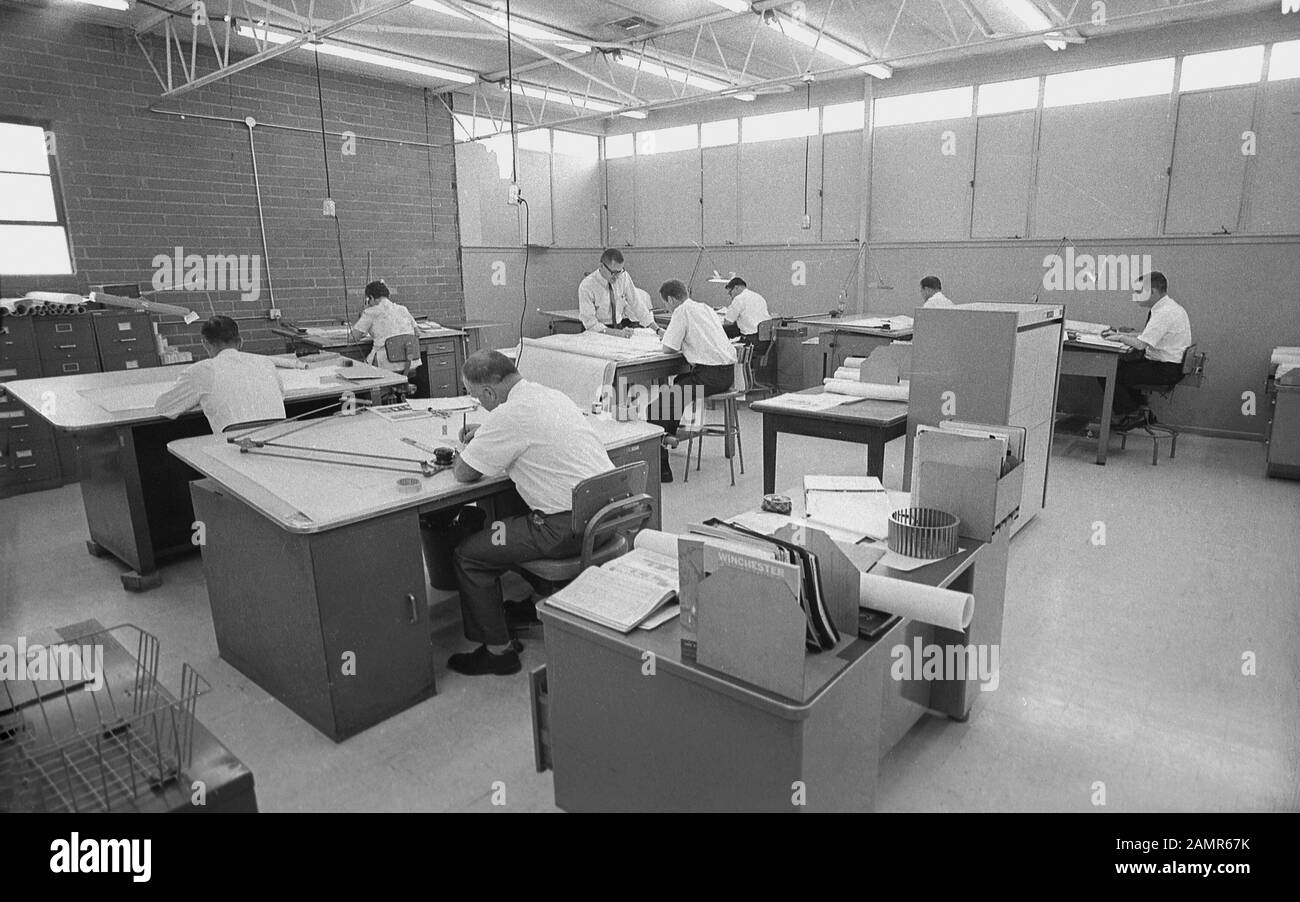 Années 80, des employés historiques et masculins travaillant à leur bureau dans un bureau de dessin technique, Angleterre, Royaume-Uni. Aussi connu sous le nom de rédaction ou de rédaction, il implique des travailleurs qualifiés et professionnels - appelés dessinateurs ou parfois ingénieurs de conception ou concepteurs techniques - qui font des dessins et plans détaillés qui communiquent des idées dans l'architecture, l'industrie et l'ingénierie. À cette époque, avant l'introduction de l'ACDD - conception et rédaction assistée par ordinateur - a révolutionné le secteur, le travail était encore un processus manuel. Banque D'Images