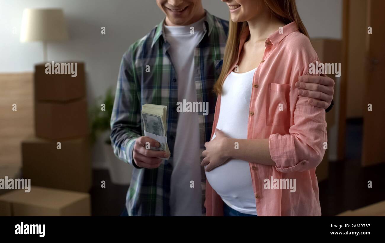 Couple enceinte achetant appartement, hypothèque, taux favorable pour cent pour les familles Banque D'Images