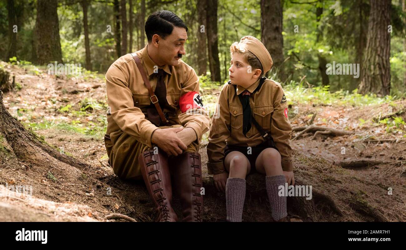 Jojo Rabbit (2019) réalisé par Taika Waititi et mettant en vedette Taika Waititi comme Adolf Hitler et Roman Griffin Davis comme Johannes 'Jojo Rabbit' Betzler dans une comédie basée sur le roman de Christine Leunens Caging Skies sur la jeunesse d'Hitler. Banque D'Images