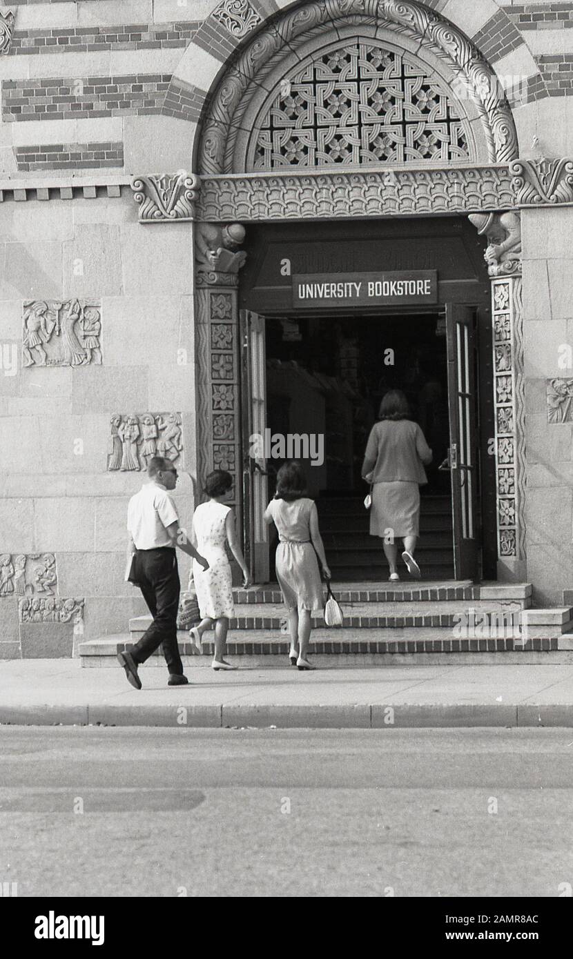 1964, historique, étudiants qui entrent dans l'élégant et décoré d'entrée le bâtiment tenant la librairie de l'Université de Californie du Sud, aux États-Unis. Banque D'Images