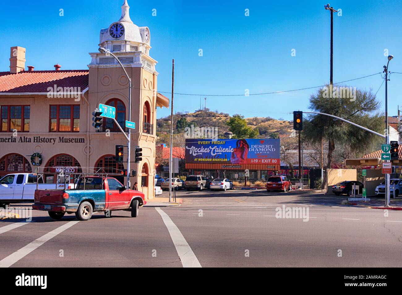 Un panneau géant à l'angle de Nogales Border Plaza et à côté du musée historique de l'hôtel de ville de Nogales, Arizona Banque D'Images