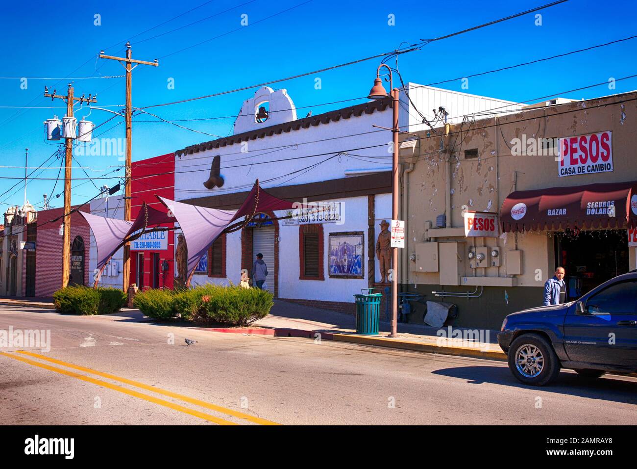 Vieux magasins mexicains-américains le long de N Terrace Ave dans la ville frontalière de Nogales, AZ Banque D'Images