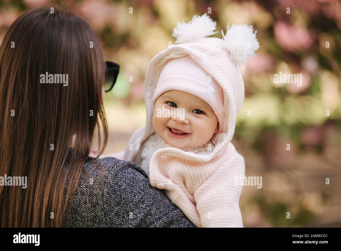 Portrait of cute little baby girl en dehors avec maman. Belle fille sourire. Bébé de cinq mois. Famille heureuse Banque D'Images