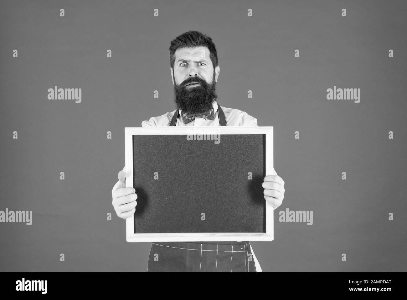 Temps pour le dîner. des serveurs en cuisine. man toile rouge. peur hipster barman. Ce qu'à cuisiner. Restaurant menu. café shop publicité. barbu tableau, copie de l'espace. N'avez pas aimé. Banque D'Images