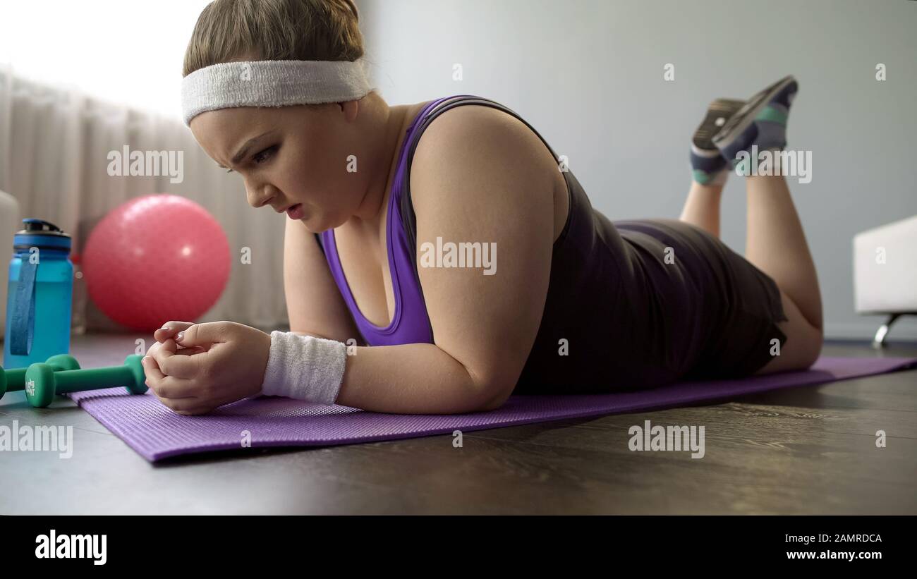Chubby fille déprimé au sujet de perdre plus de poids avant l'été, donnant la tristesse Banque D'Images