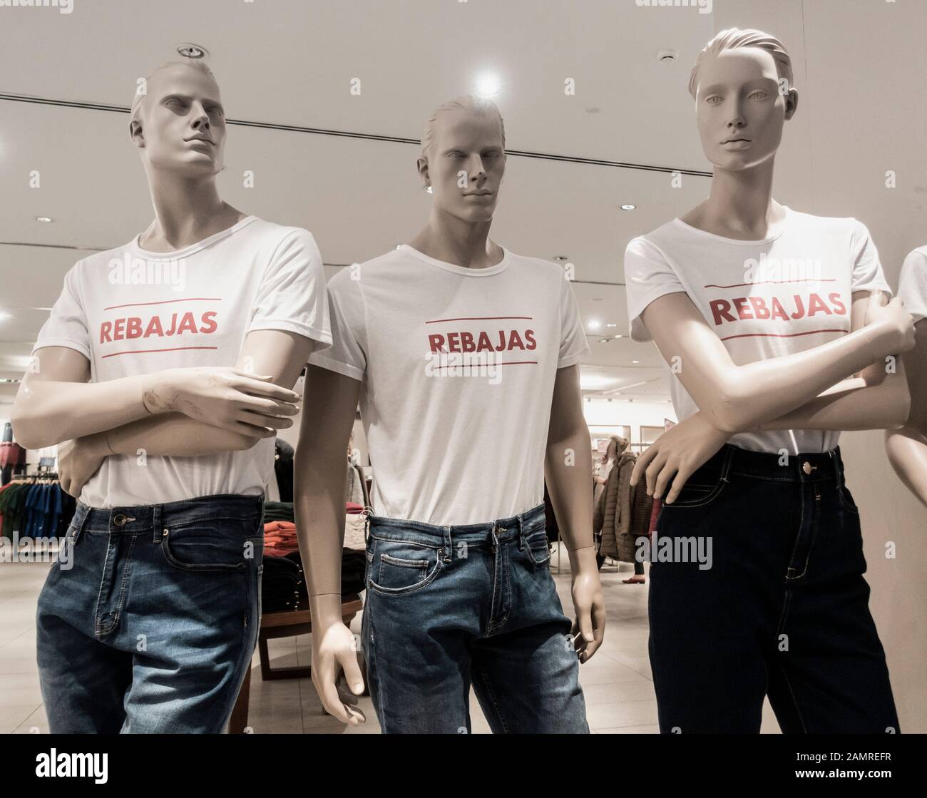 Mannequins portant des tee-shirts Rebajs (vente) dans un magasin de vêtements en Espagne. Banque D'Images