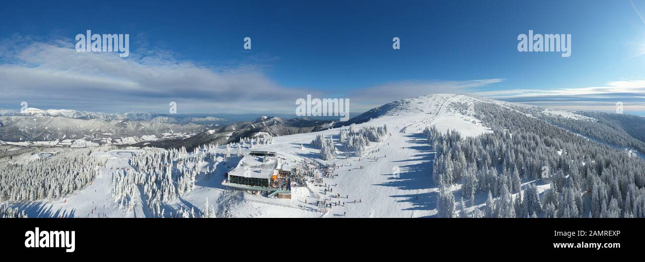 Panorama de la région de ski de Stuhleck Semmering en hiver. Montagnes couvertes de neige fraîche. Banque D'Images