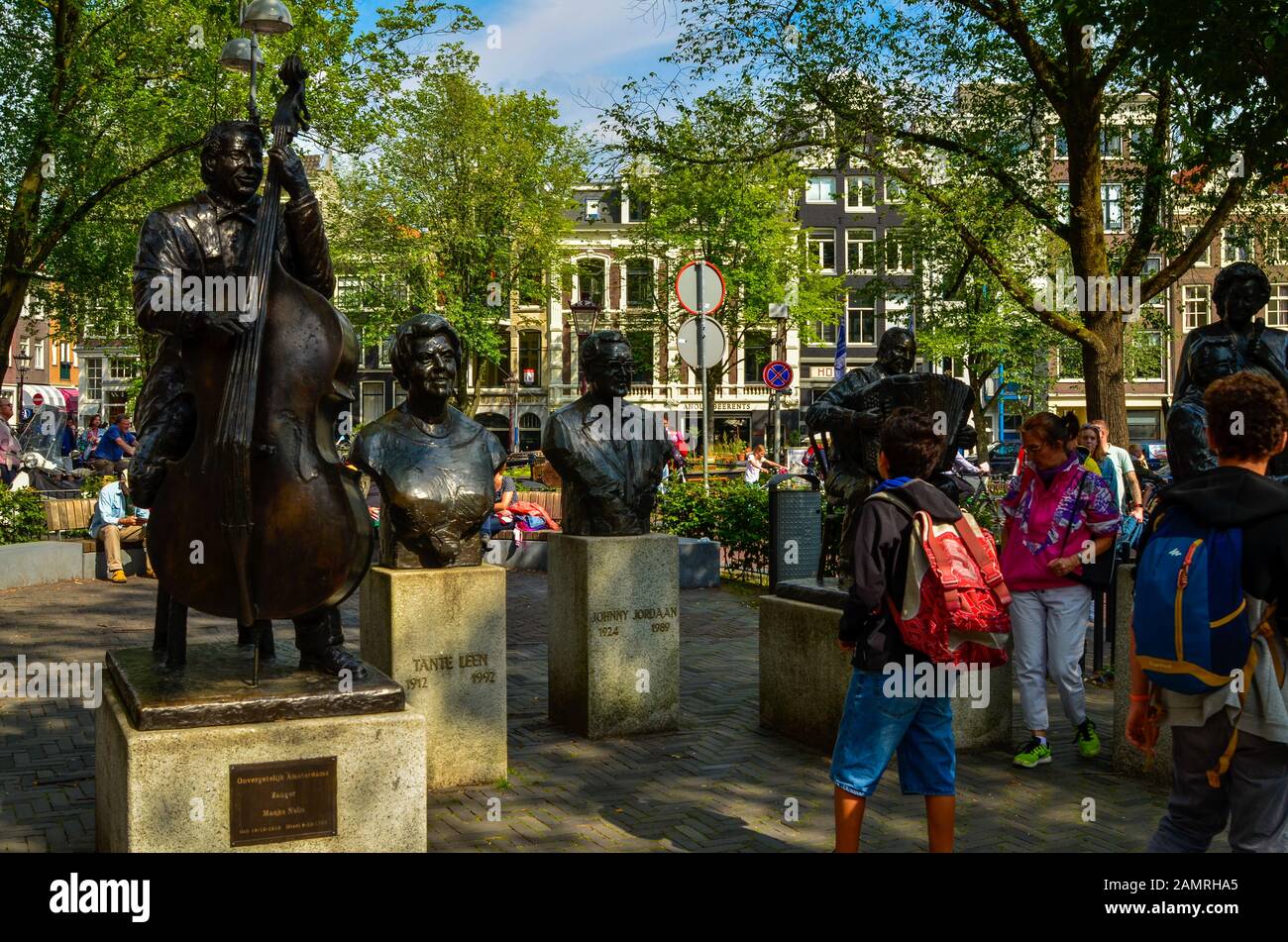 Amsterdam, Pays-Bas, Août 2019. Cinq statues de chanteurs et musiciens célèbres sur l'Elandsgracht. Banque D'Images