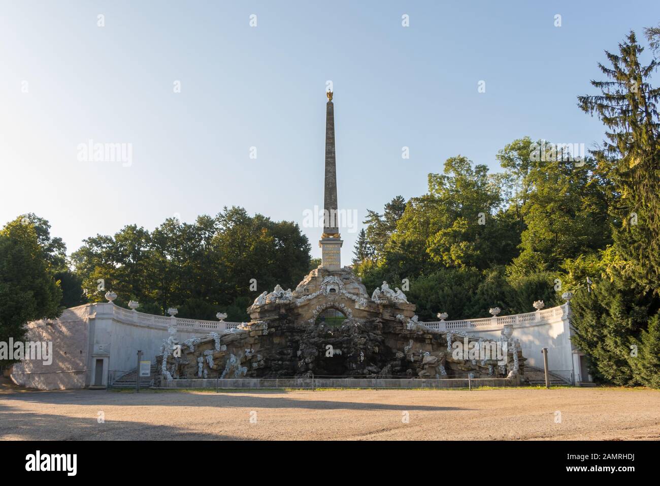 Vienne, Autriche - 3 Septembre 2019 : Fontaine D'Obélisque Dans Le Parc Royal Impérial De Schönbrunn Banque D'Images