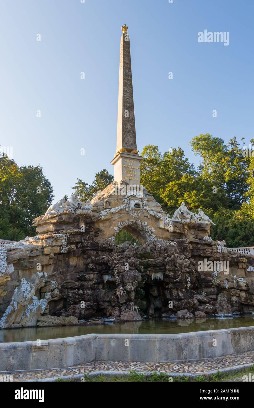 Vienne, Autriche - 3 Septembre 2019 : Fontaine D'Obélisque Dans Le Parc Royal Impérial De Schönbrunn Banque D'Images