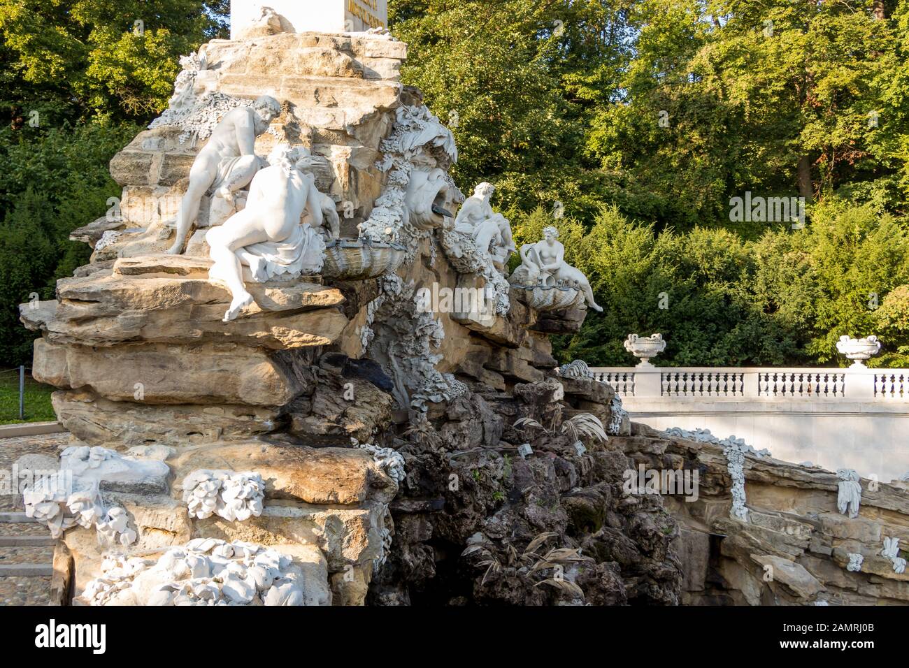 Vienne, Autriche - 3 Septembre 2019 : Fontaine D'Obélisque Dans Le Parc Royal Impérial De Schönbrunn Banque D'Images
