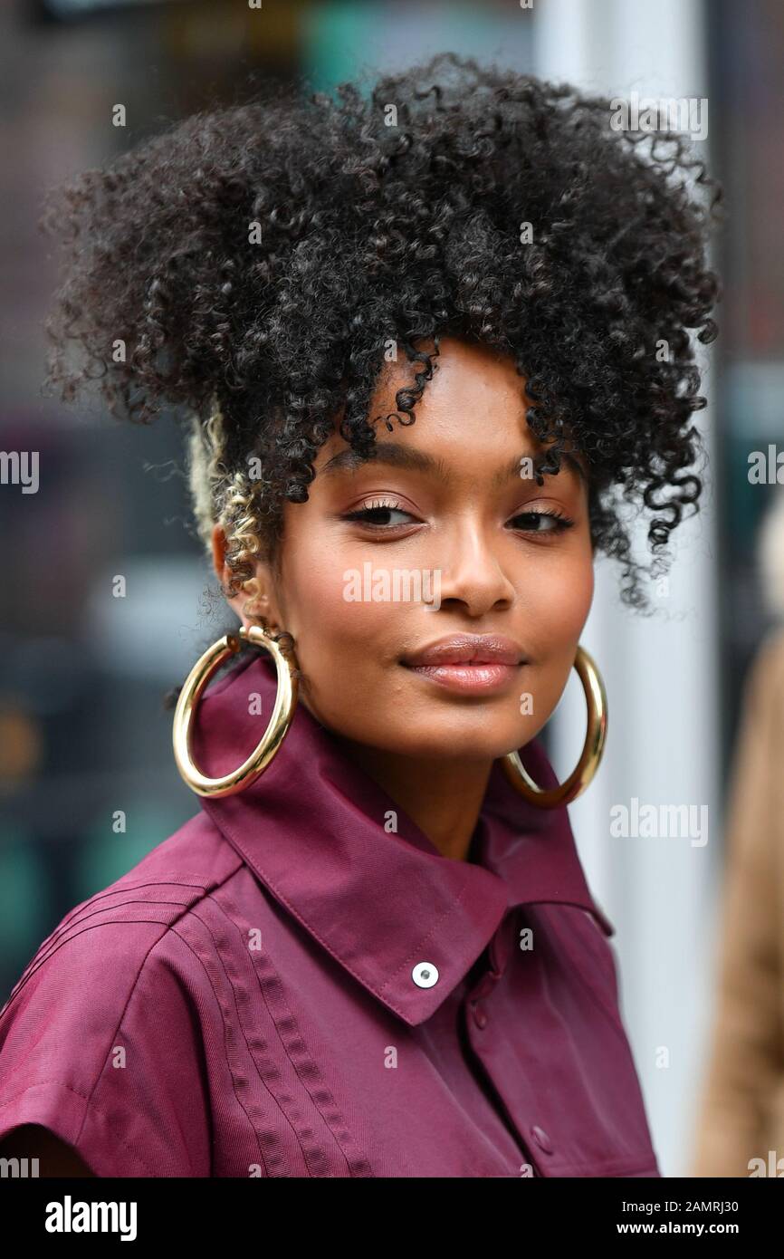 Yara Shahidi a vu porter Adidas x IVY Park quand elle arrive à AOL Construire le 14 janvier 2020 à New York City. Banque D'Images