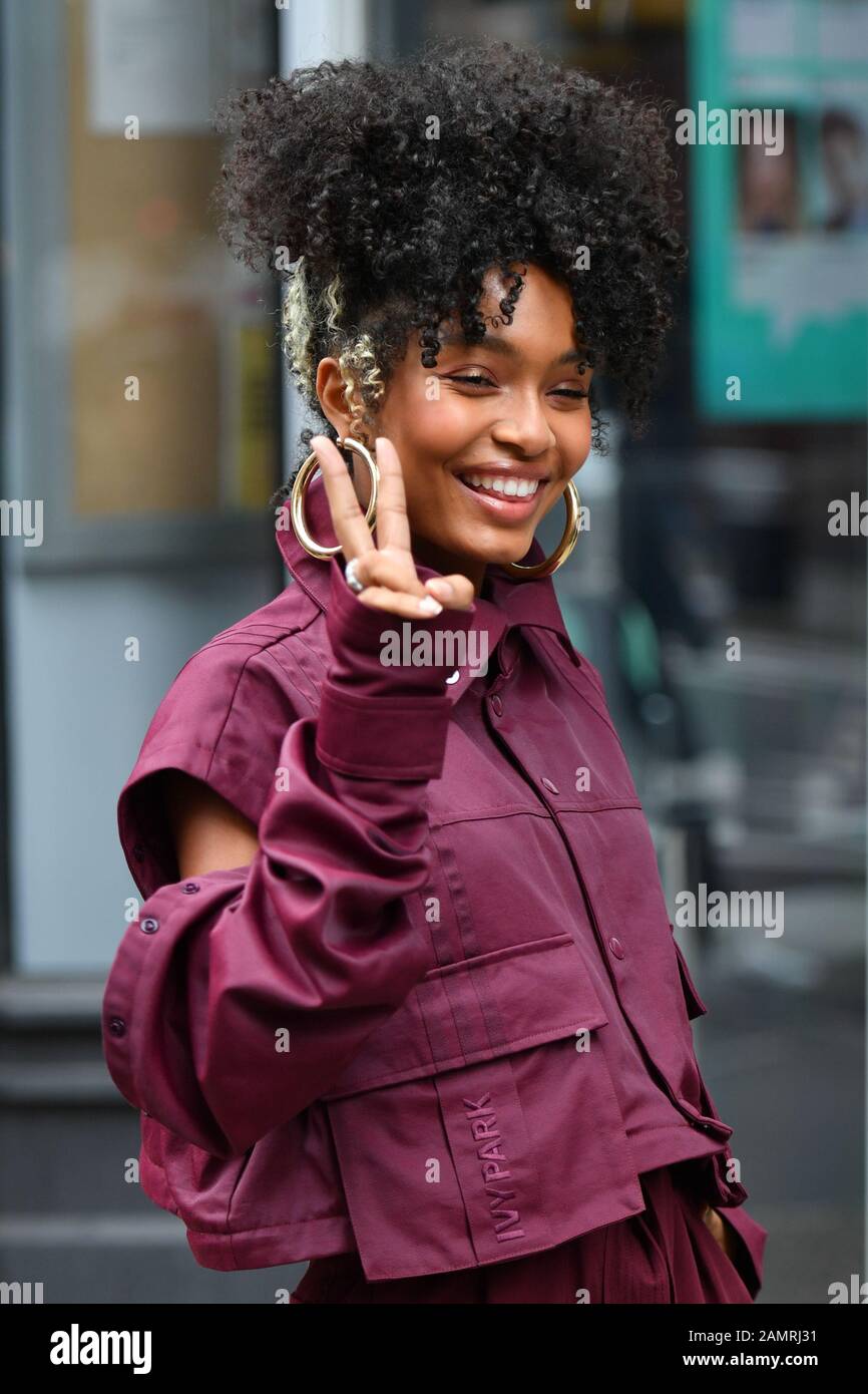 Yara Shahidi a vu porter Adidas x IVY Park quand elle arrive à AOL Construire le 14 janvier 2020 à New York City. Banque D'Images