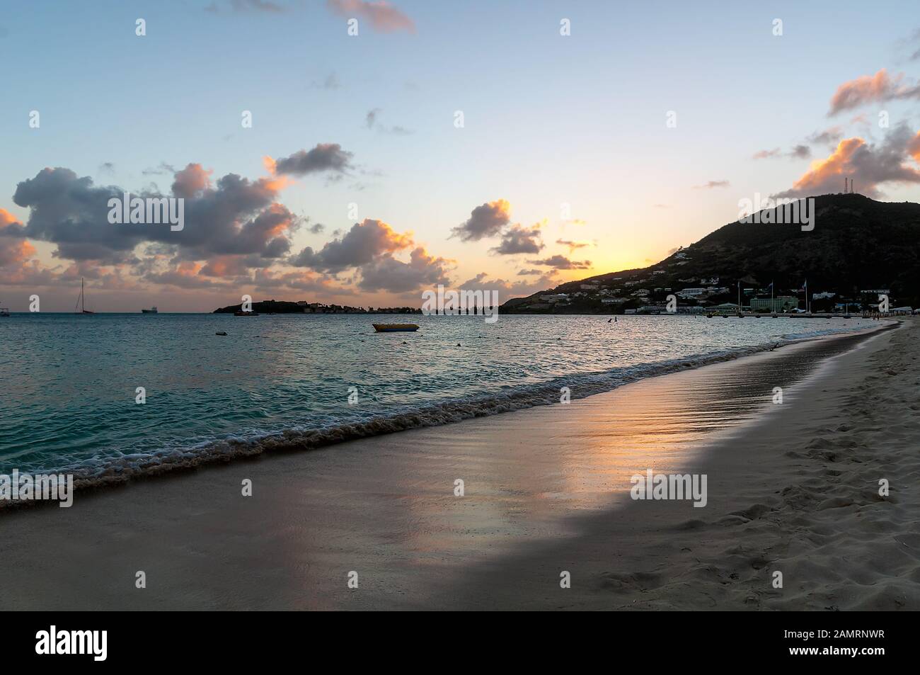 Vue sur le coucher du soleil sur la plage de Great Bay - Philipsburg Sint Maarten (Saint Martin) - île tropicale des Caraïbes Banque D'Images