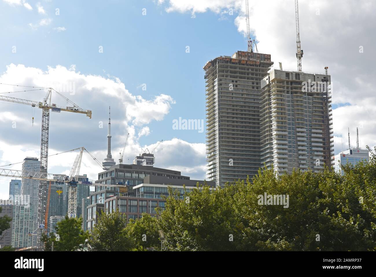Chantier de construction avec grues en haut d'un bureau ou d'une tour d'appartements à Toronto, Canada Banque D'Images