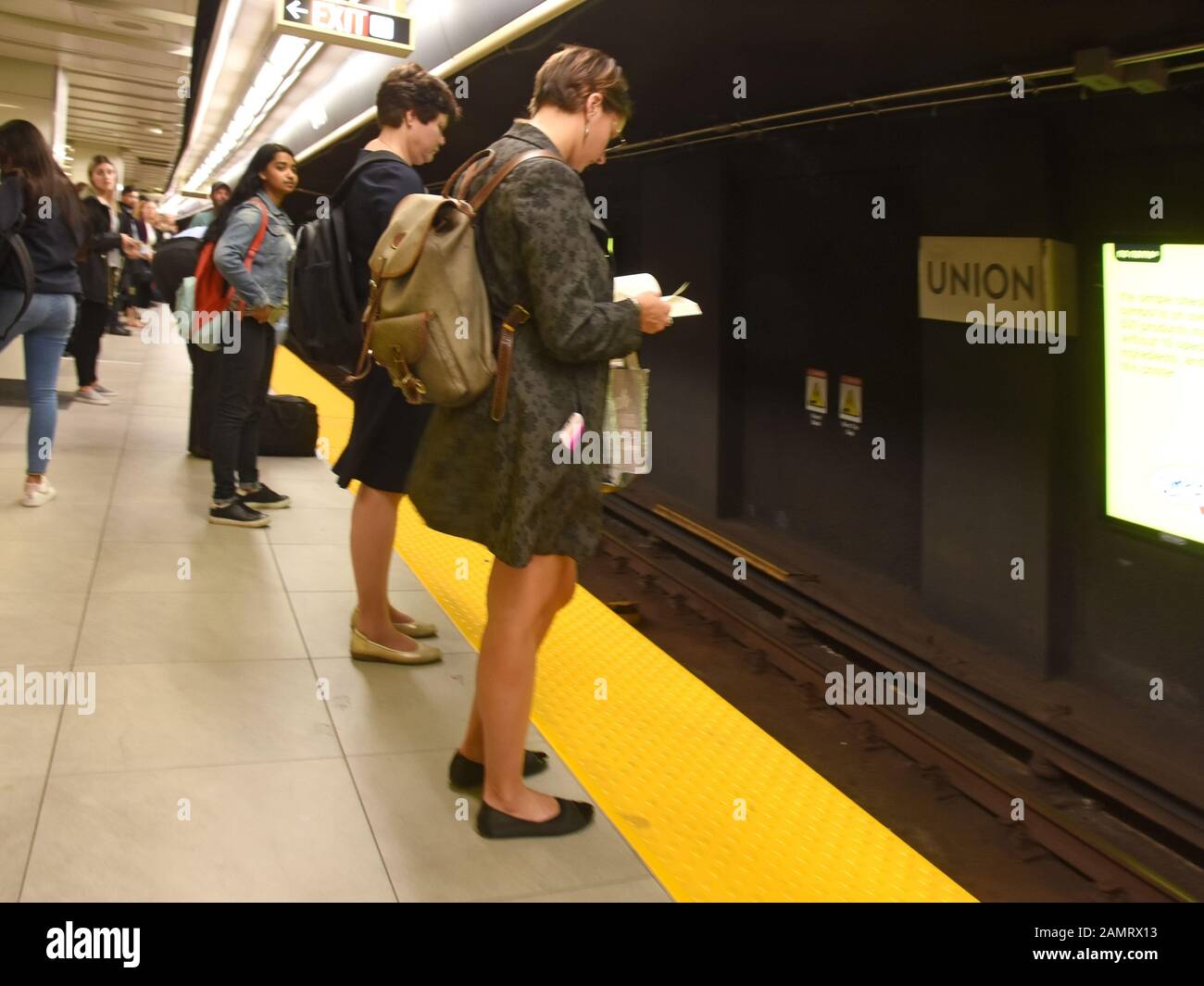 En attente du métro à Toronto, Canada Banque D'Images